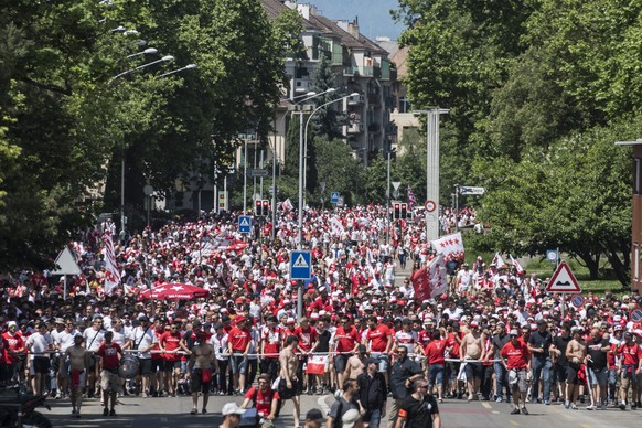 Die Extrazüge sind in Genf angekommen: Die Fans des FC Sion marschieren Richtung Stadion.