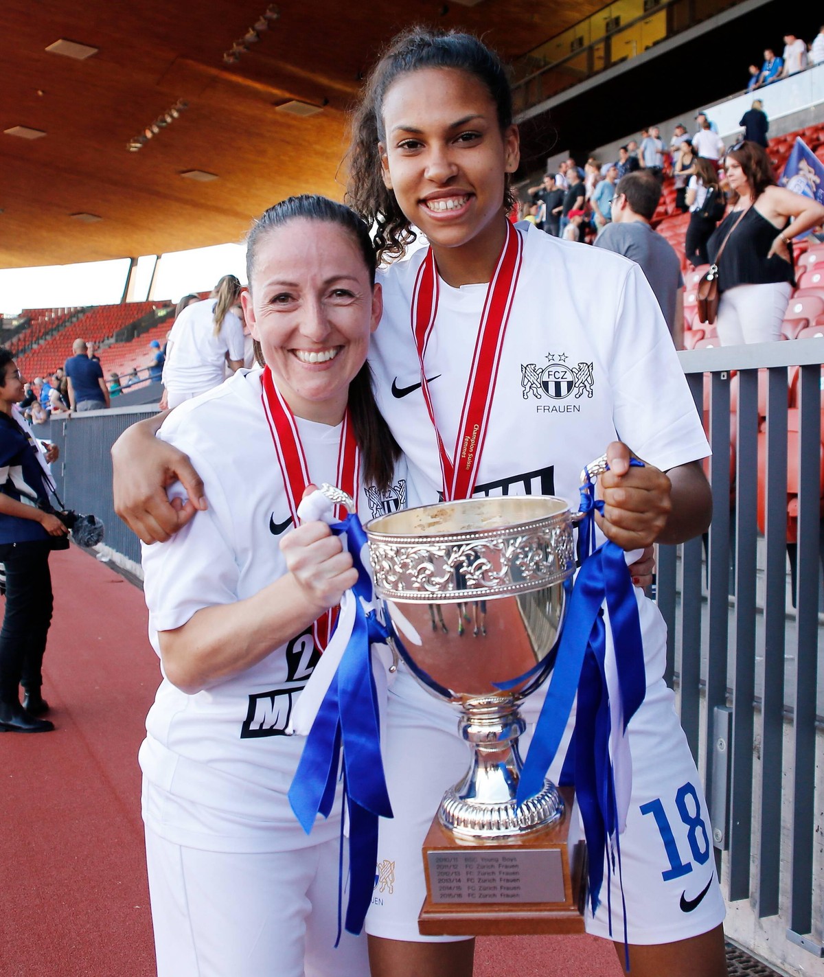 01.06.2019 Letzzigrund Stadion Zürich , SCHWEIZ, Saison 2018/2019 Frauen Fussball Meisterschaft NLA FCZ Frauen - YB Frauen Martina Moser - Coumba Sow (FCZ Frauen) mit Pokal FCZ FRAUEN SCHWEIZER MEISTE ...