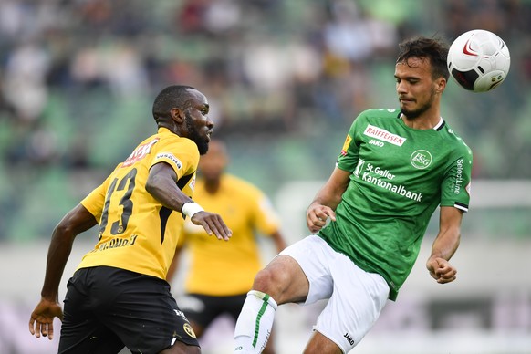 YBs Nicolas Moumi Ngamaleu, links, gegen St. Gallens Jeremy Guillemenot, beim Fussball Super-League Spiel zwischen dem FC St. Gallen und den BSC Young Boys Bern, am Samstag, 10. August 2019, im Kybunp ...