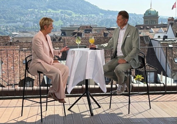 Im Hintergrund das Bundeshaus: Karin Keller-Sutter beim Interview mit Telezüri-Chefredaktor Oliver Steffen.