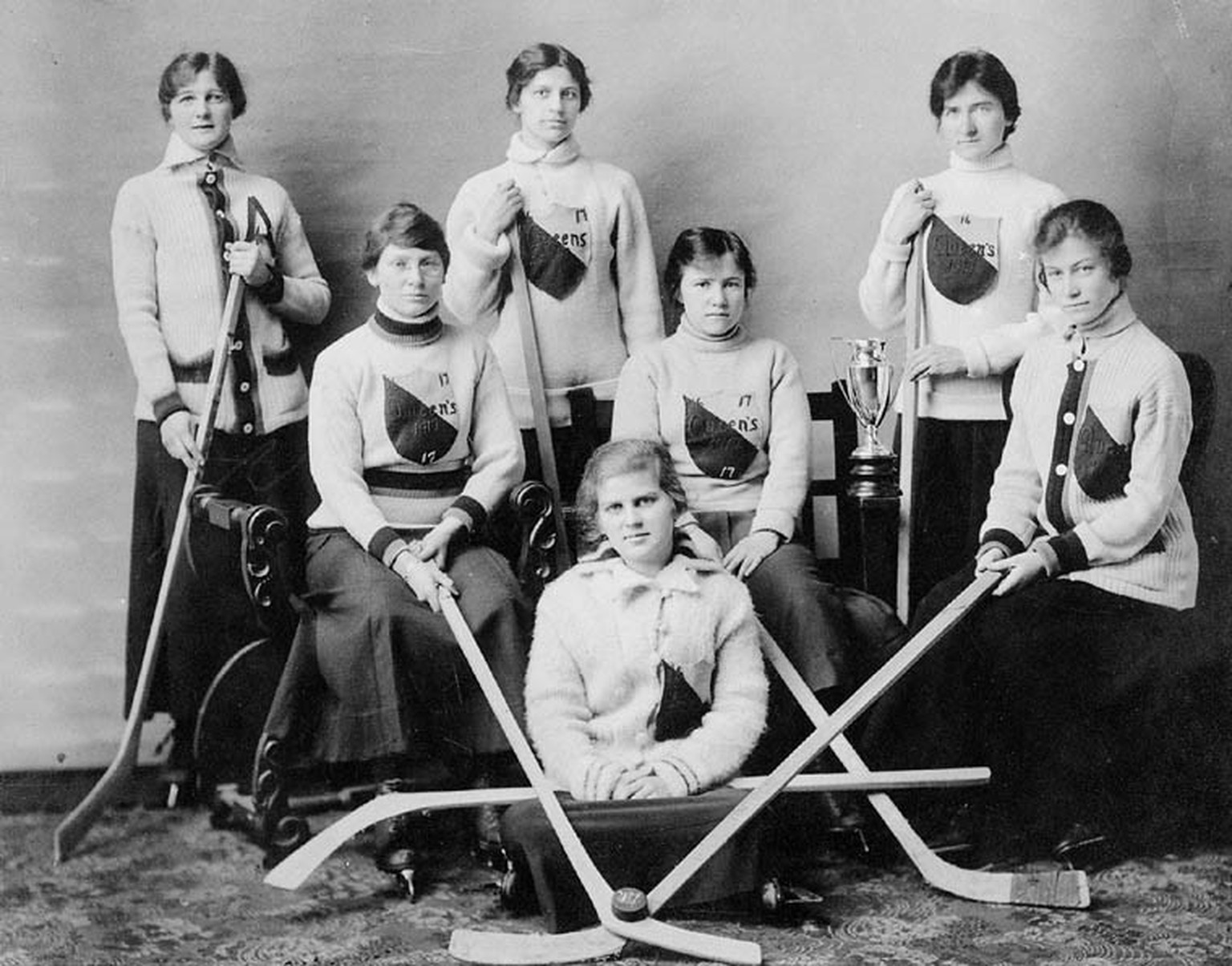 Hockey-Team der Queen&#039;s University, Kingston, Ontario (CA), 1917.
https://commons.wikimedia.org/wiki/File:Queen%27s_U_hockey_team_1917.jpg