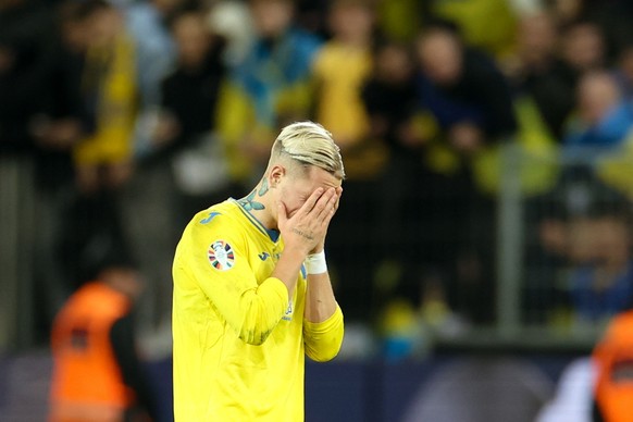 epa10986826 Ukraine&#039;s Mykhaylo Mudryk dejected after the UEFA EURO 2024 Group C qualification match between Ukraine and Italy in Leverkusen, Germany, 20 November 2023. EPA/CHRISTOPHER NEUNDORF