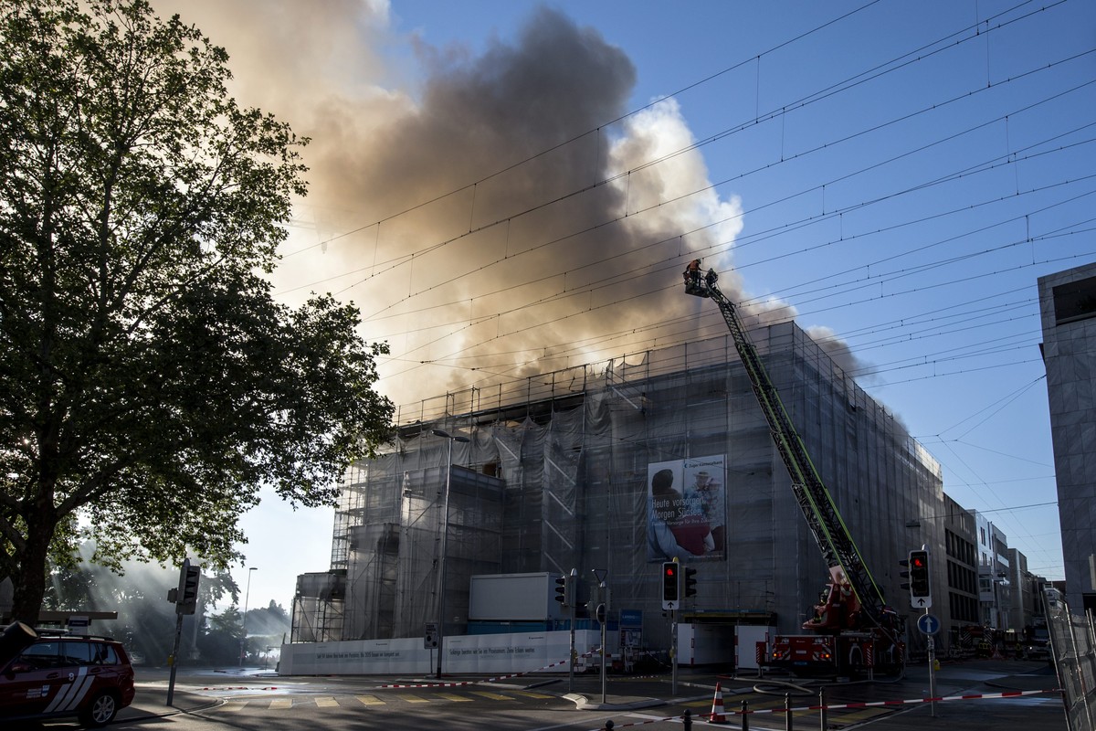 Im Bau und in Flammen: Gebäude der Zuger Kantonalbank.