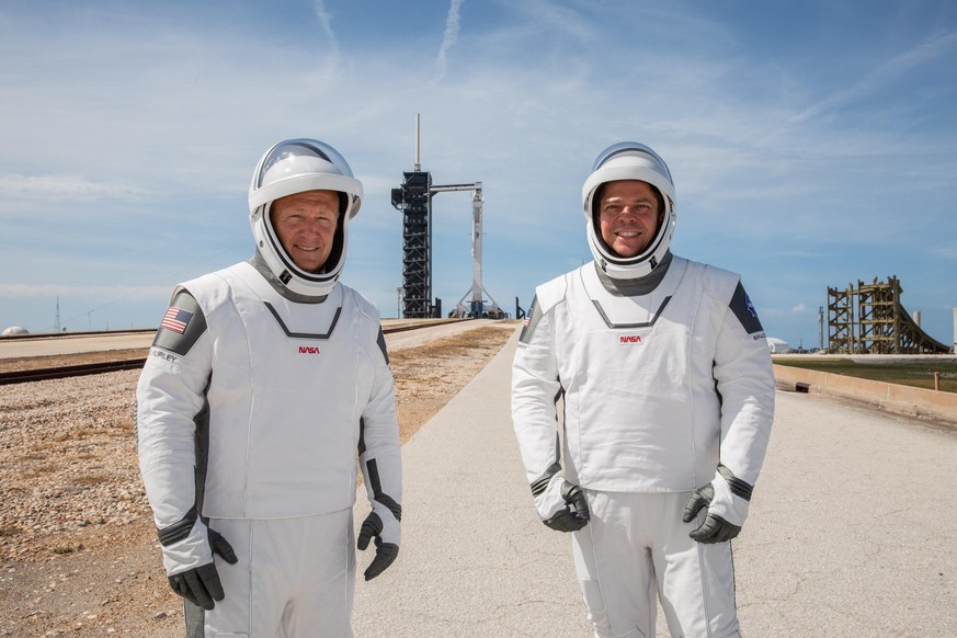 Die beiden Astronauten Behnken und Hurley in ihren SpaceX-Raumanzügen vor der «Falcon 9»-Rakete. 
