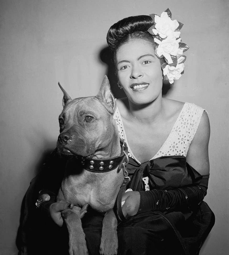 Billie Holiday and her dog Mister, NY 1947.
Her favorite and most famous dog was her boxer, Mister, who was a constant companion and source of comfort during her tours and performances.