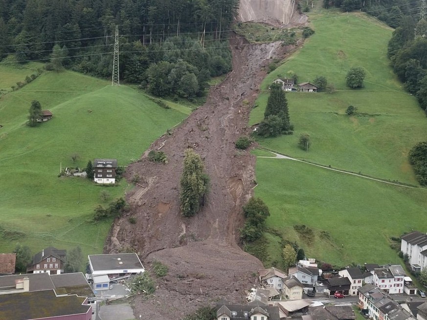 Mehrere Gebäude betroffen: Schwanden nach dem Erdrutsch.