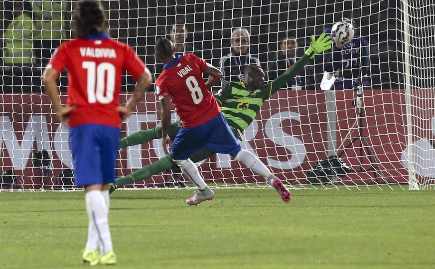 Chiles Supestar Arturo Vidal lässt sich beim Penalty nicht zweimal bitten.