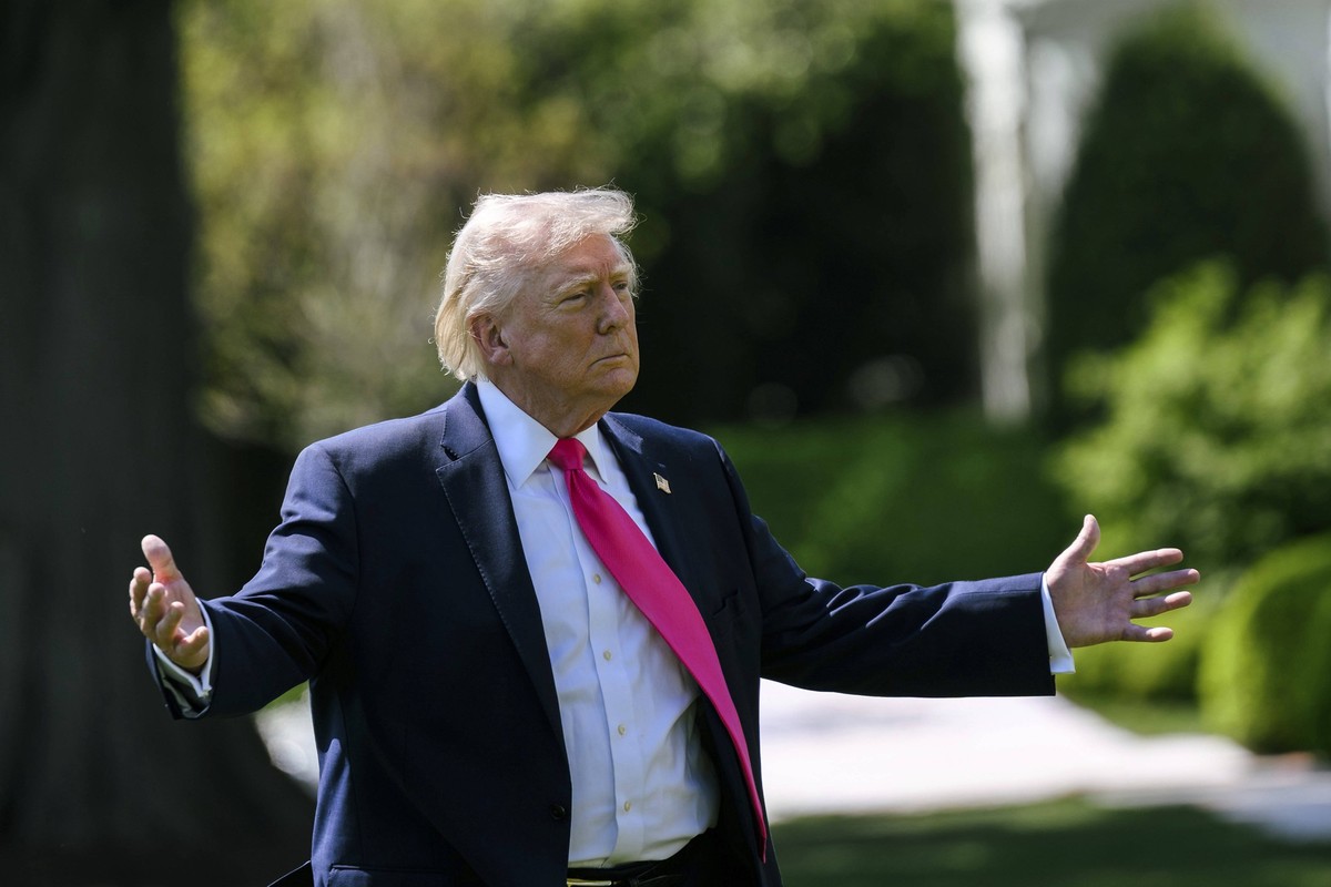 Donald Trump fait un signe de la main aux journalistes avant de monter à bord de Marine One, sur la pelouse sud de la Maison-Blanche, le 16 avril 2026.