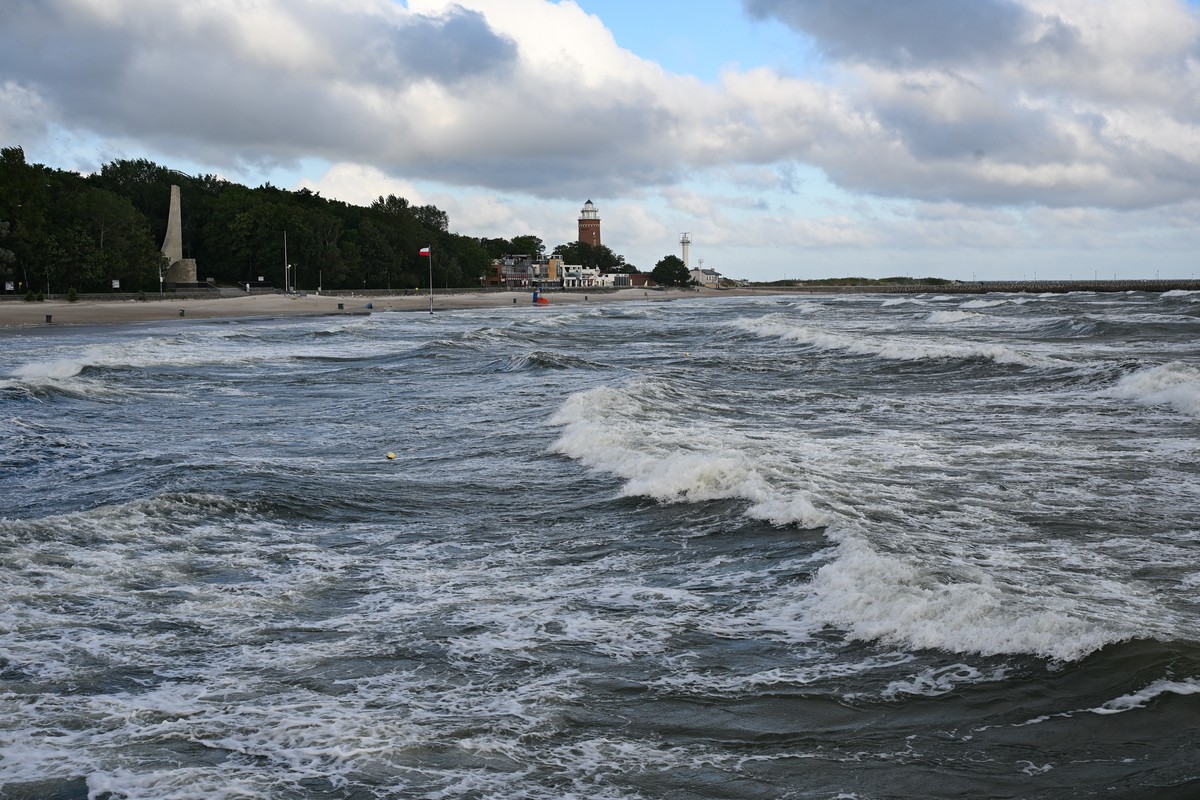 epa13097328 Large waves on the Baltic Sea at the pier in Kolobrzeg, northern Poland, 08 July 2026. Meteorologists are warning of strong winds along the Polish coast, as the country is currently experi ...