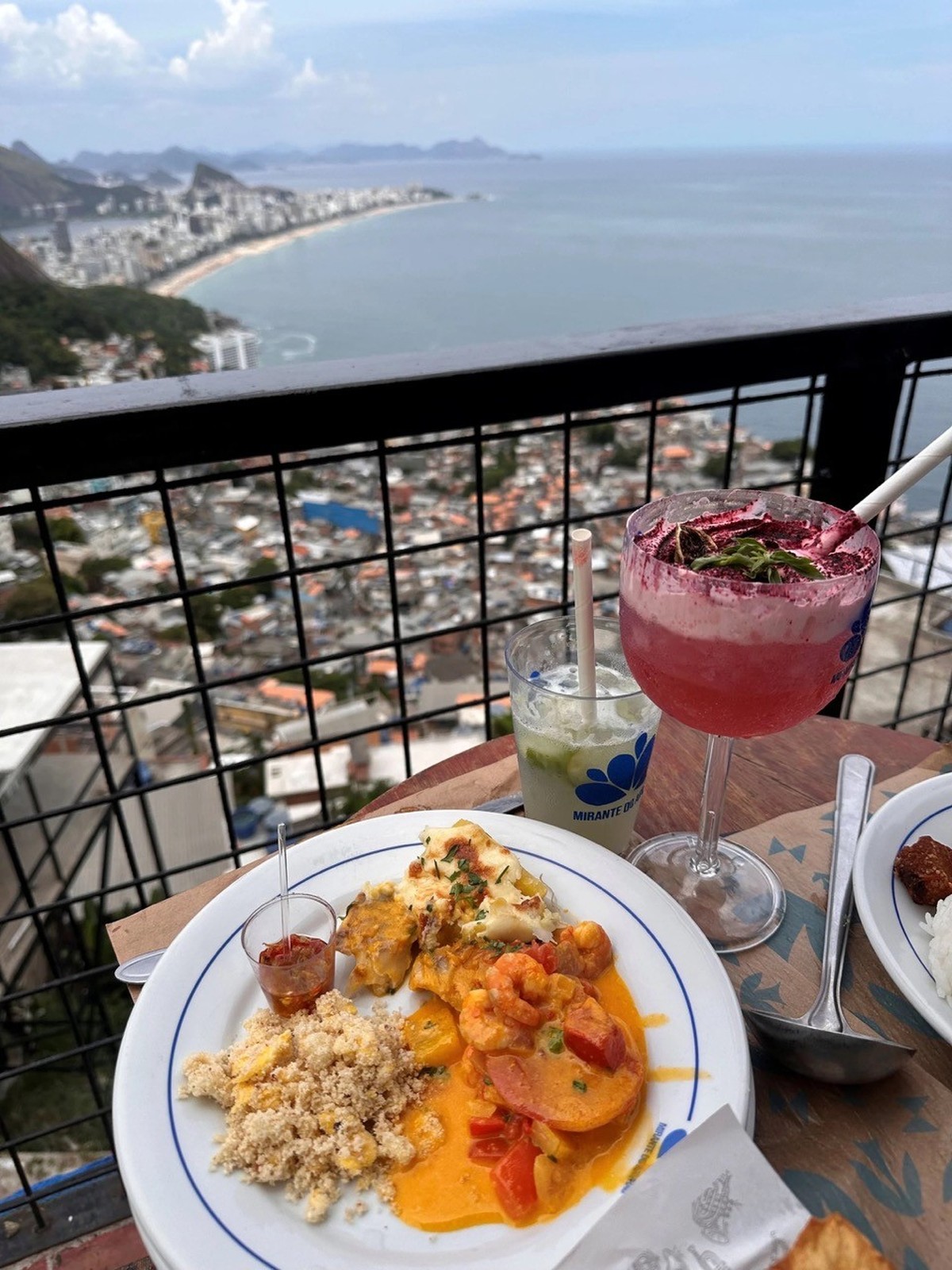 Vue sur les plages de Rio de Janeiro depuis le restaurant Monte Arvrão, au sommet de la favela de Vidigal.