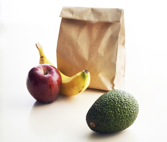 apfel banane avocado papiertüte papiersack tüte sack gemüse frucht vegi essen food