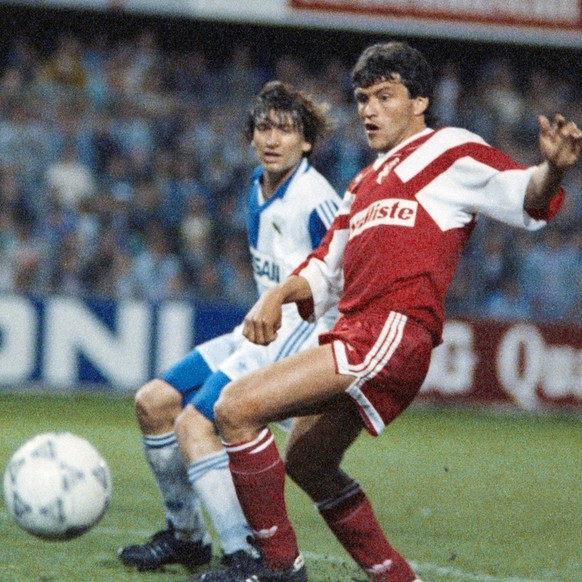 GC-Spieler Adrian de Vicente, Mitte, schiesst ein Tor fuer die Grasshoppers, der Sittener Verteidiger Nestor Clausen, rechts, kommt zu spaet. Die Grasshoppers gewinnen am 8. Juni 1991 im Hardturm-Stad ...