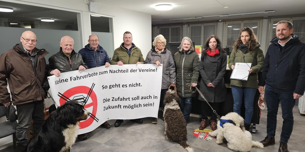 In Grosshöchstetten wurde am Montag die Petition «Keine Fahrverbote zum Nachteil der Vereine» eingereicht.