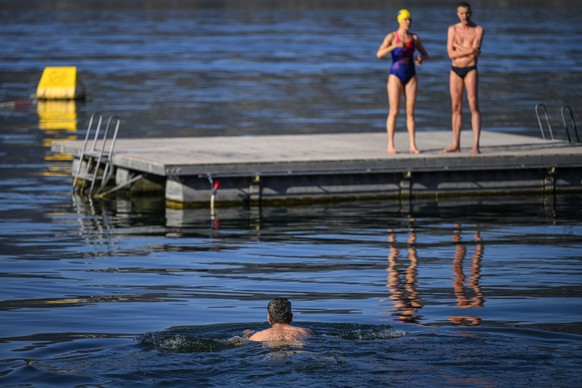 Die ersten Badegaeste im Zuerichsee anlaesslich der Saisoneroeffnung im Seebad Utoquai, fotografiert am Samstag, 12. April 2025 in Zuerich. (KEYSTONE/Christian Beutler)