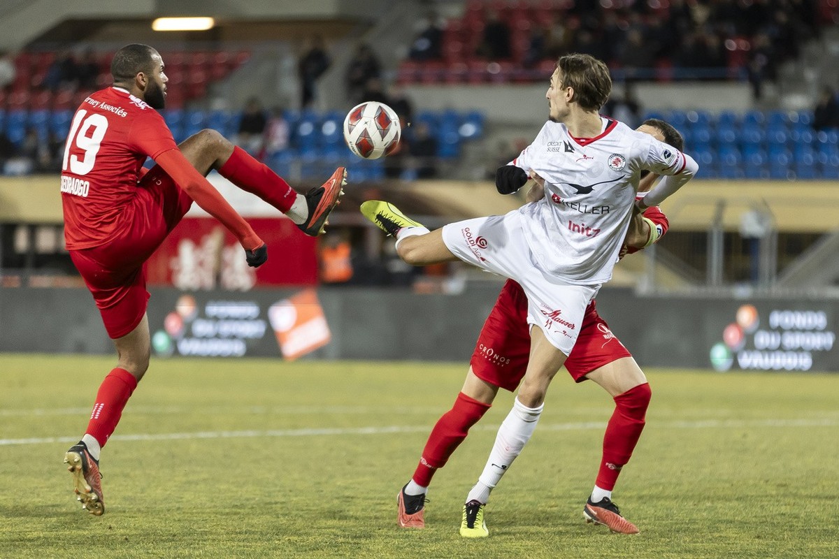 Le defenseur du SLO Dylan Ouedraogo, gauche, lutte pour le ballon avec l'attaquant zurichois Aldin Turkes, centre et le defenseur du SLO Lavdrim Hajrulahu, droite, lors de la rencontre du champio ...