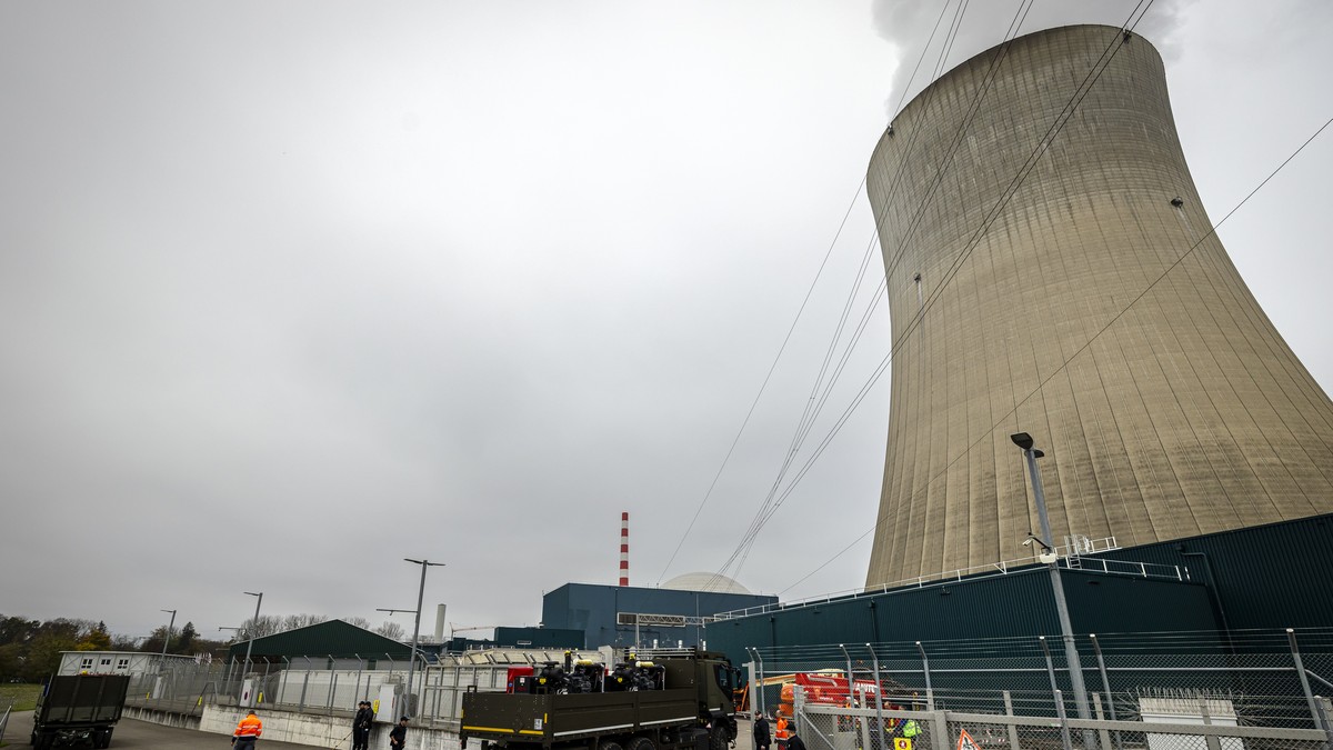 Ein Lastwagen der Schweizer Armee transportiert Notstrom Generatoren und Loeschmaterial in die Sicherheitszone des Atomkraftwerks Goesgen zu, waehrend der Gesamtnotfalluebung 2024, am Dienstag, 5. Nov ...