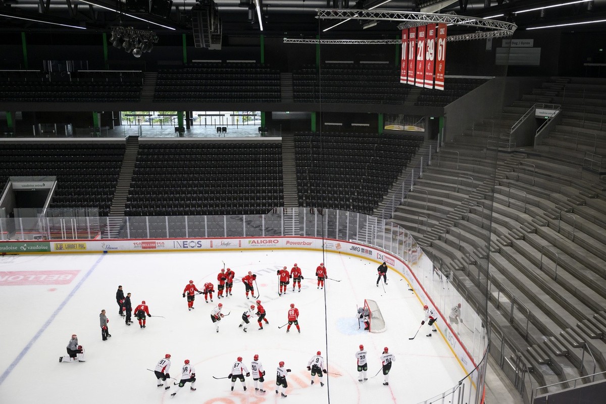 Les joueurs lausannois s'entrainent sur la glace lors d'un entrainement avant la conference de presse d'avant-saison du club de hockey sur glace de National League Lausanne Hockey Club, ...