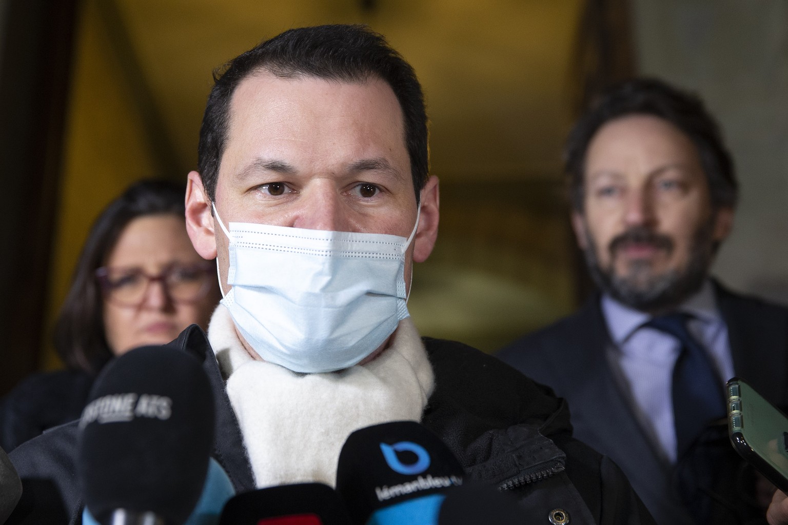 Pierre Maudet, centre, conseiller d&#039;Etat genevois, devant ses avocats Yaeel Hayat, gauche, et Gregoire Mangeat, droite, s&#039;adresse aux journalistes devant le palais de justice apres avoir ete ...