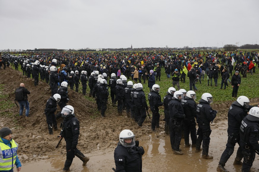 epa10405294 Policemen deployed during a rally of climate protection activists near the village of Luetzerath, Germany, 14 January 2023. Luetzerath in North Rhine-Westphalia state is to make way for li ...