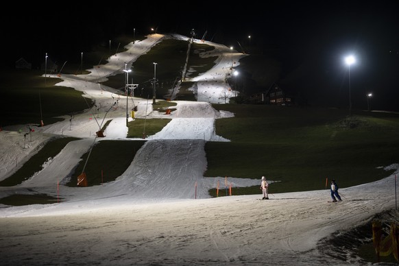 Naechtlich beleuchtete Pisten im Skigebiet Ebenalp-Horn, aufgenommen am Mittwoch, 7. Februar 2024, in Schwende. Waehrend in hohen Lagen immer noch gute Schneeverhaeltnisse herrschen, wird der Schnee i ...