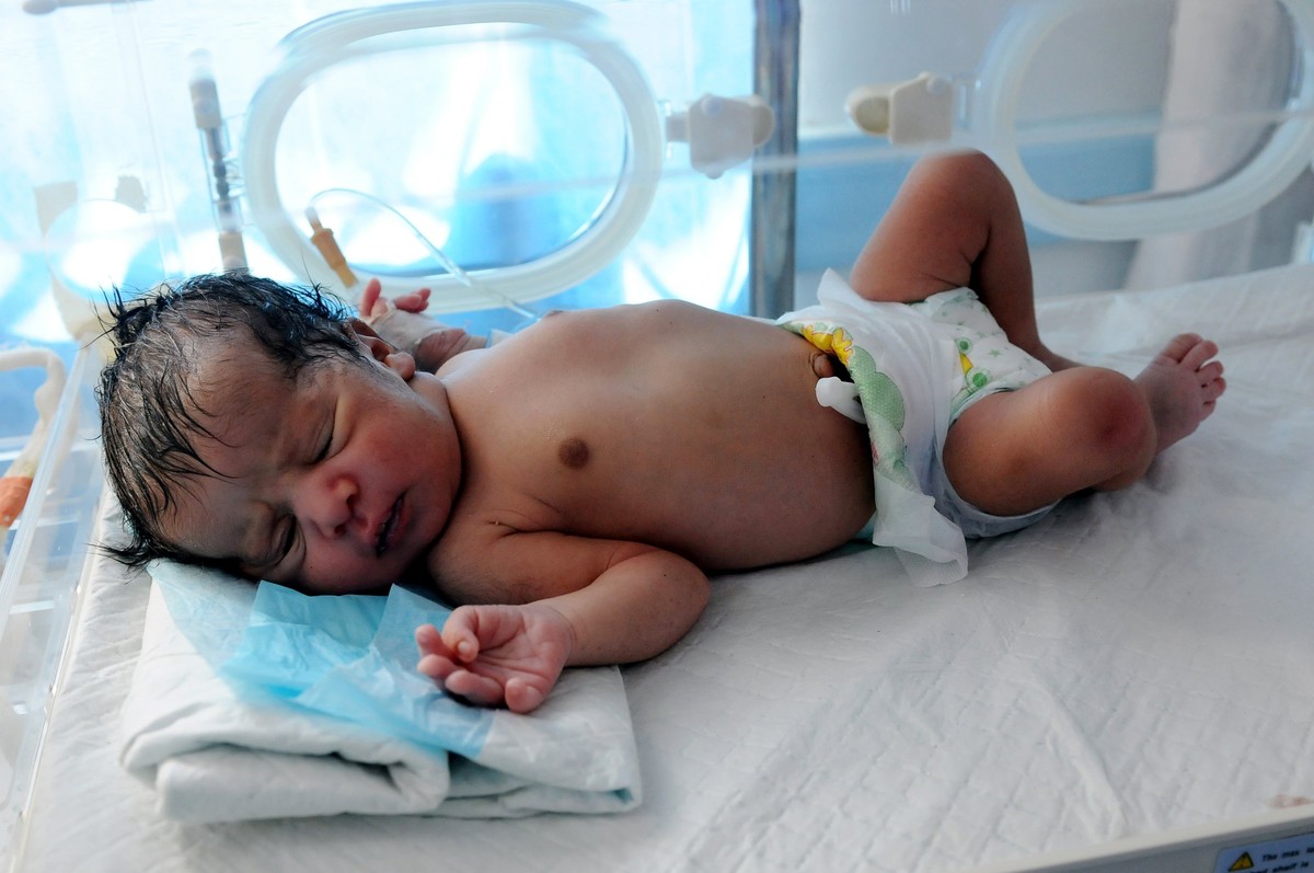 epa06486650 A newborn baby lies in an incubator at a hospital in Sana'a, Yemen, 30 January 2018. According to reports, the United Nations Children's Fund (UNICEF) has requested more than 300 ...