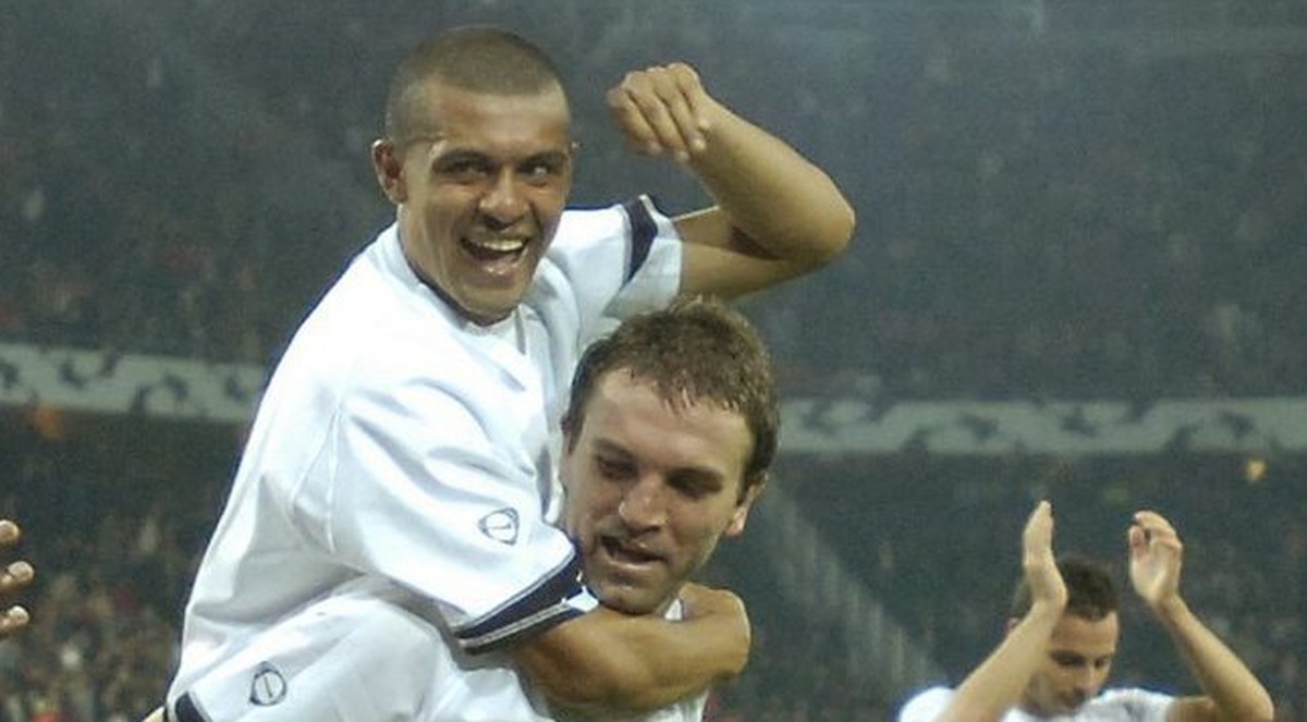 Milicevic nimmt Leandro zum Feiern Huckepack.