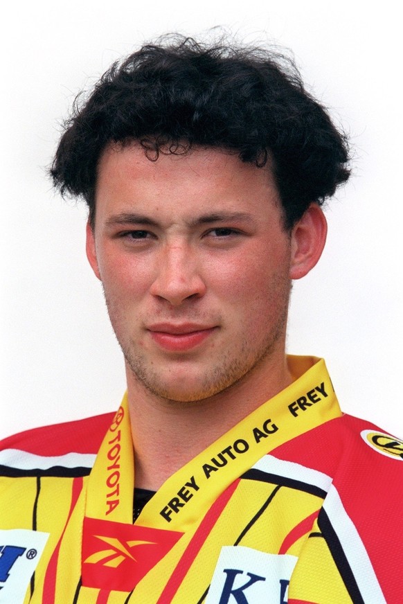 Portrait von Beat Gerber, Verteidiger mit der Nr. 2 der SCL-Tigers, Schlittschuhclub Langnau, aufgenommen am 2. August 2001 in Langnau. (KEYSTONE/Lukas Lehmann)