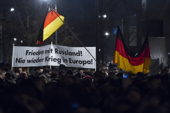 Proteste und Gegendemonstration: In Dresden gingen am 8. Dezember fast 20'000 Menschen auf die Strassen.&nbsp;