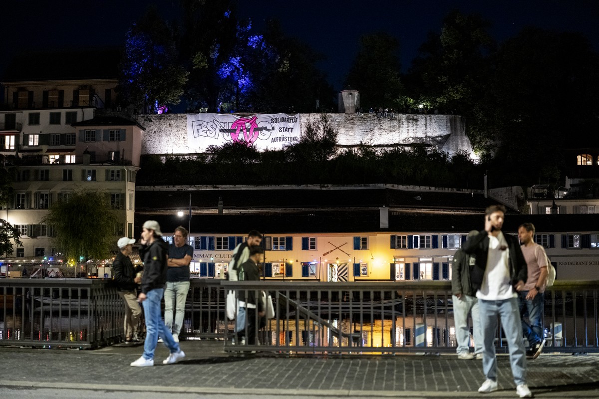 KEYPIX - Ein Banner der Aktivisten haengt an der Mauer des Lindenhofs am Freitag, 28. August 2026 in Zuerich. Linksautonome Aktivisten haben am Freitag den Lindenhof besetzt. Sie fordern "Solidar ...