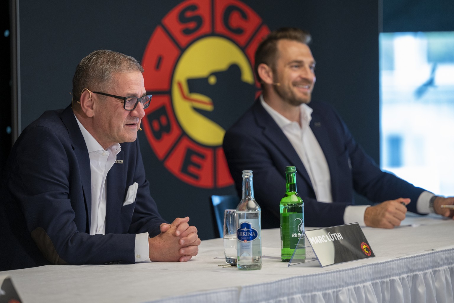 CEO Marc Luethi und Sportdirektor Raeto Raffainer, von links, an einer Medienkonferenz des SCB zu sportlichen Themen und Umstrukturierungen, am Mittwoch, 30. Maerz 2022 in der Postfinance Arena in Ber ...