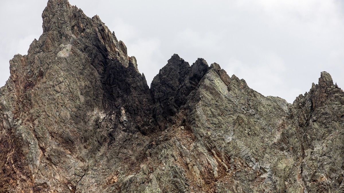 Die Unfallstelle in felsigem Gebiet der abgestuerzten F/A-18 auf dem Sustenpass, aufgenommen am Mittwoch, 31. August 2016. Beim Absturz eines F/A-18-Kampfjets im Sustengebiet ist der Pilot ums Leben g ...