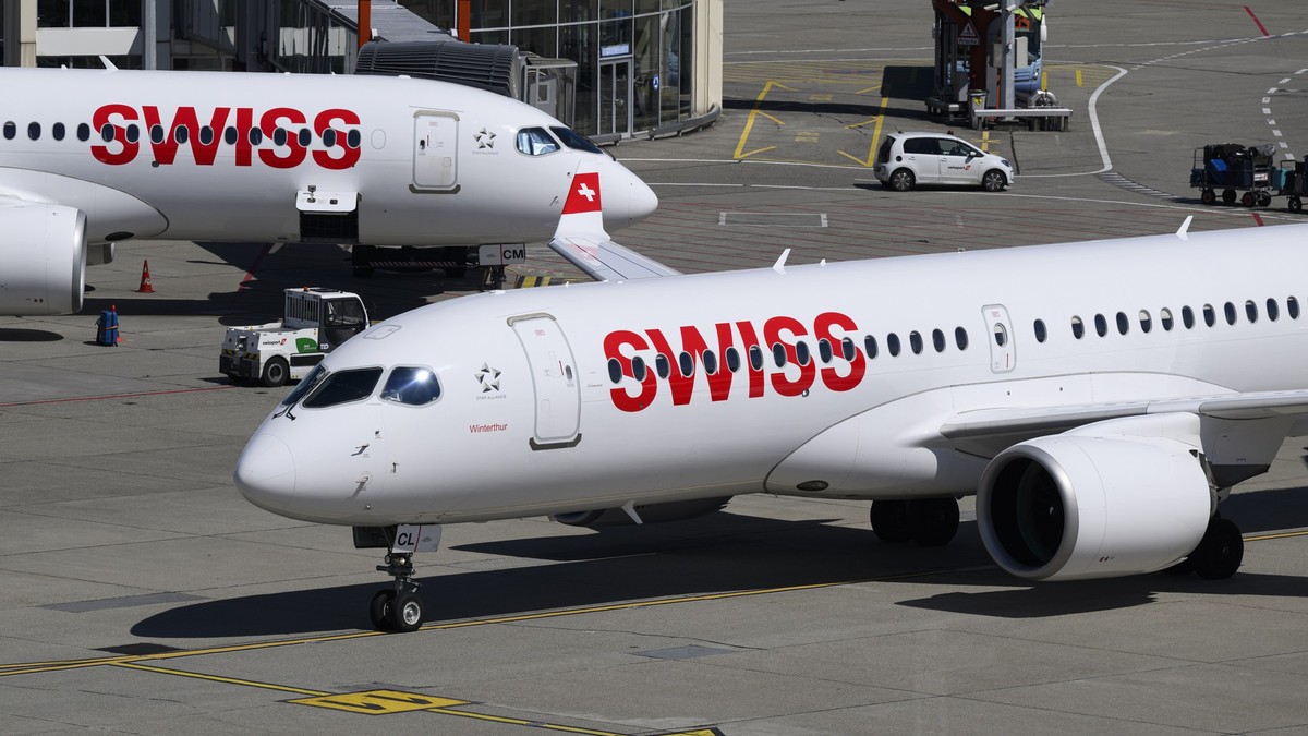 Ein Airbus A220-300 der Swiss auf dem Rollfeld des Flughafen Genf, fotografiert am Freitag, 8. Mai 2026 in Genf. (KEYSTONE/Christian Beutler)