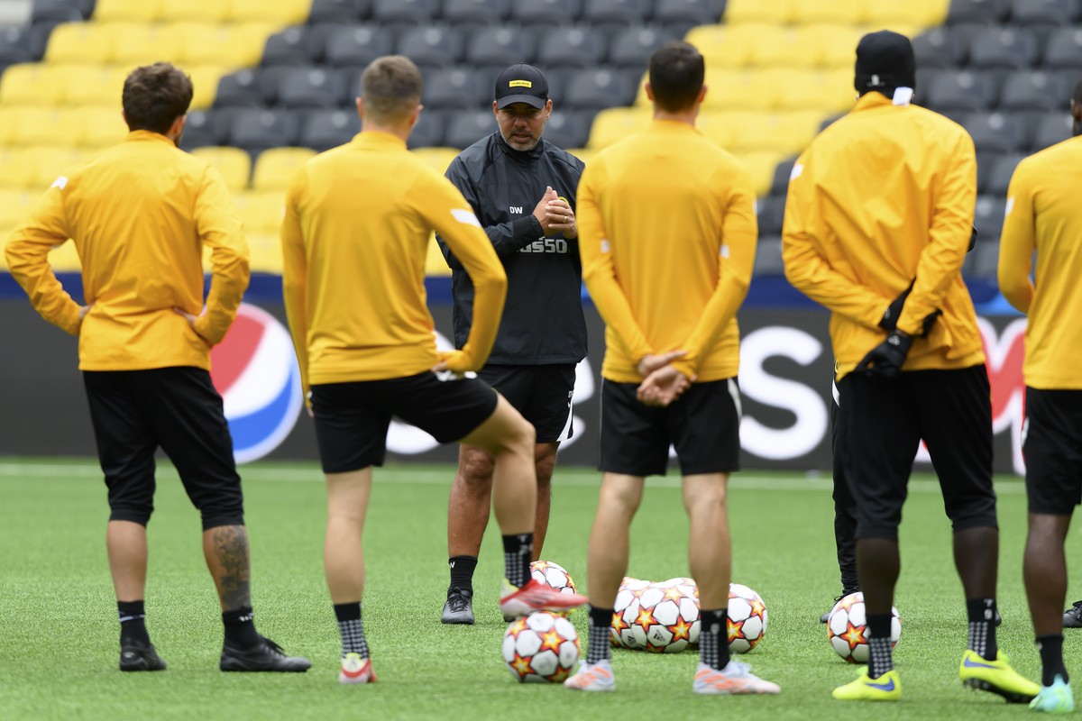 Young Boys head coach David Wagner, center, speaks with his players during a training session ahead of Wednesday's UEFA Champions League soccer match between BSC Young Boys Bern of Switzerland an ...