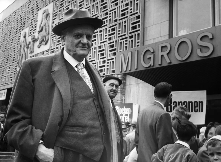 Migros-Gründer Gottlieb Duttweiler, 1950, vor einer Migros-Filiale in Zürich-Oerlikon.Str / Photopress-Archiv