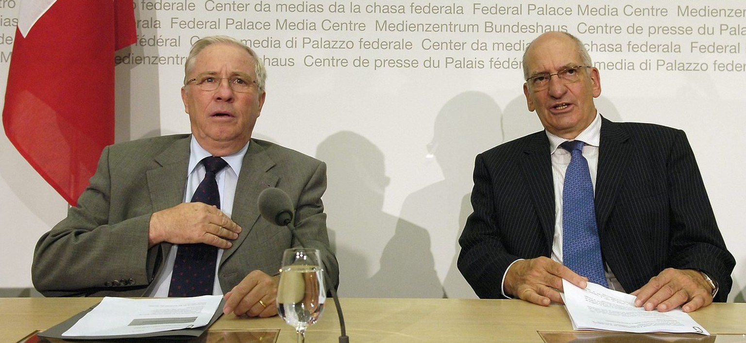 Blocher und Couchepin während einer Medienkonferenz 2007.