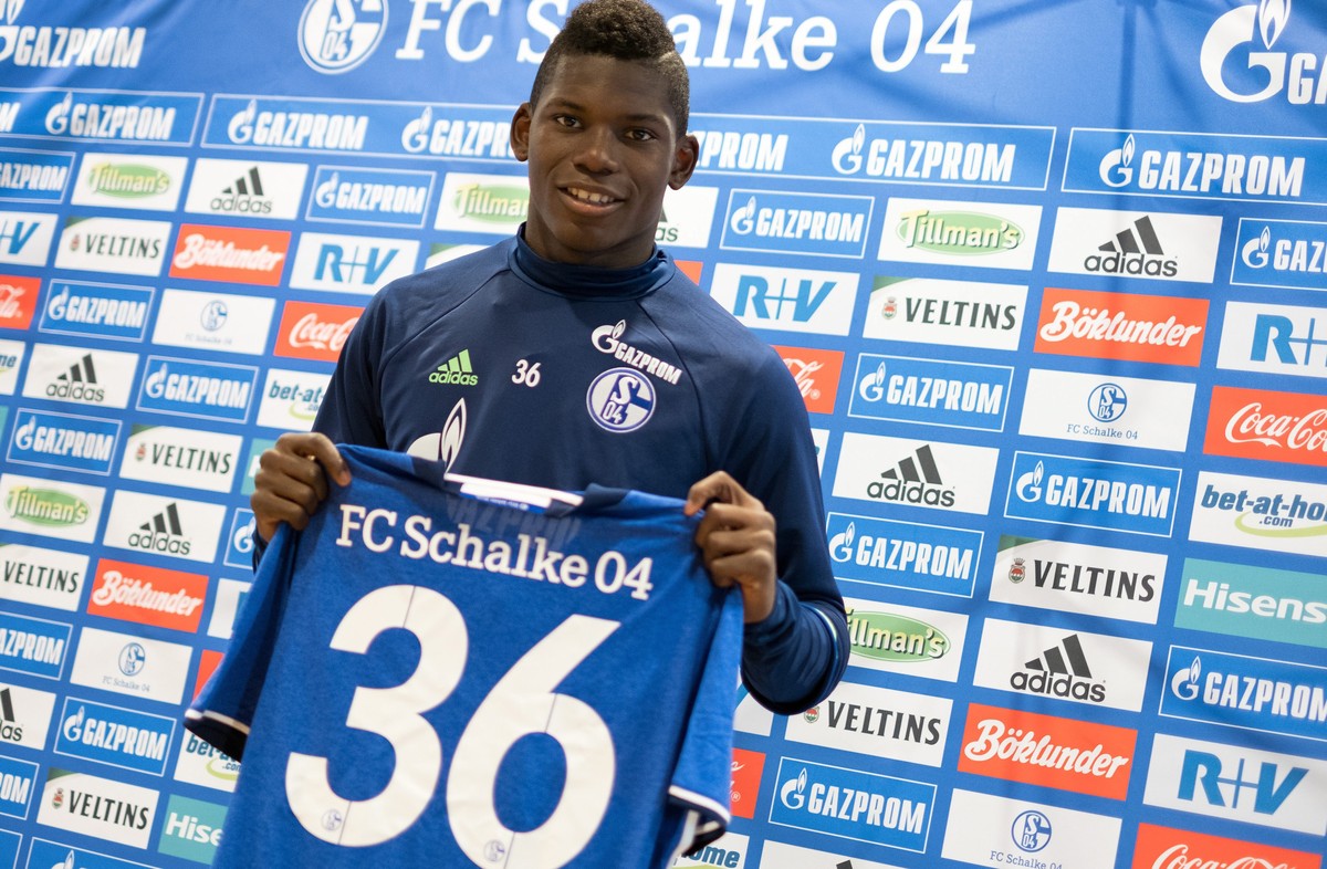 epa05425843 FC Schalke 04 new arrival Breel Embolo poses with his jersey after a press conference at the Veltins Arena in Gelsenkirchen, Germany, 15 July 2016. EPA/MARIUS BECKER