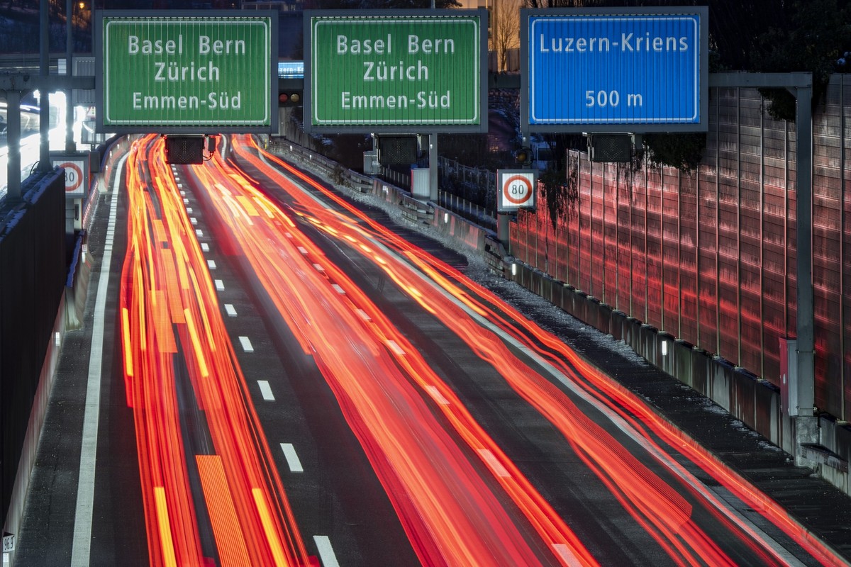 Der Sonntag Abend Strassenverkehr auf der Autobahn A-2 bei Kriens und Luzern am Sonntag, 21. Januar 2024 in Kriens. Dieses Autobahn Teilstueck zwischen dem Schlundtunnel in Kriens und dem Sonneberg Tu ...