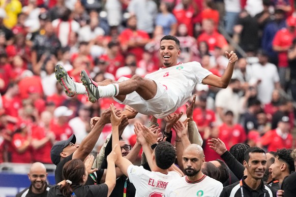 <p>Doppeltorschütze Azzedine Ounahi wird nach dem Spiel würdig gefeiert.</p>