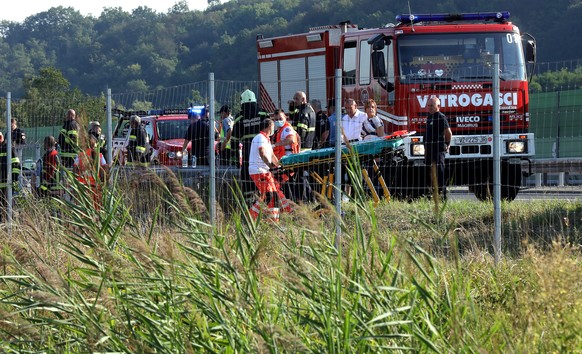 epa10108415 Rescue services at a scene of a Polish bus crash on a highway between Varazdin and Zagreb, Croatia, early morning of 06 August 2022. According to Polish Foreign Ministry, 12 people have di ...