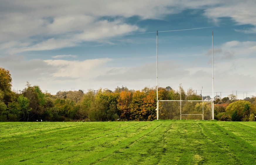 Einen solchen Gaelic-Football-Platz findet man in Irland in jedem Dorf.