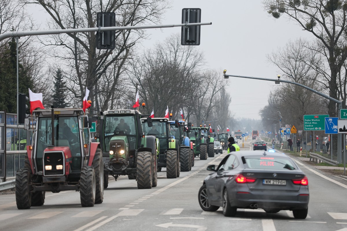 epa11230656 Polish farmers block traffic during a protest in Zakret village, Poland, 20 March 2024. More than 580 farmers' protests are expected to take place throughout the country on 20 March w ...