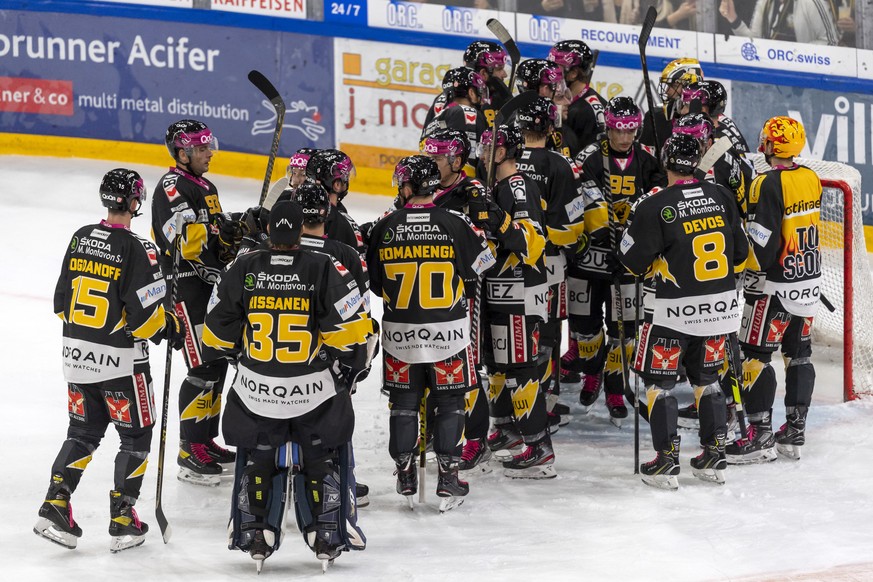 Ajoies Spieler freuen sich ueber ihren Sieg nach dem Eishockey-Qualifikationsspiel der National League zwischen dem HC Ajoie und den SCL Tigers in der Raiffeisen Arena in Porrentruy, am Samstag, 2. Ok ...