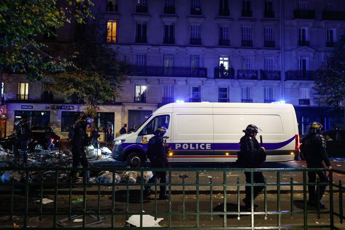 epa13314540 French police secure the area next to Place de la Republique as clashes between riot police and demonstrators continue for the second day during nationwide protests against the high cost o ...