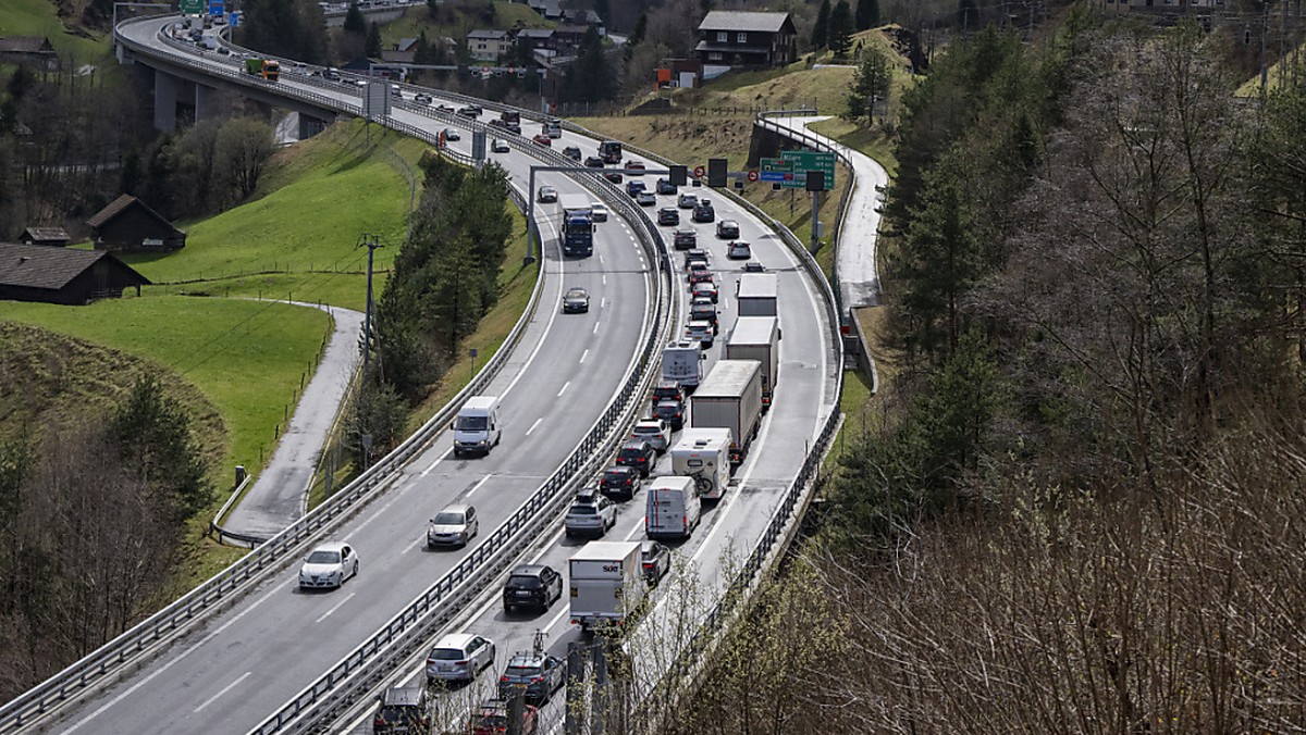 Les bouchons qui se sont formés devant l'entrée nord du tunnel routier du Gothard s'allongeaient jusqu'à Erstfeld (UR), vendredi en milieu d'après-midi. Le temps d'attente y e ...