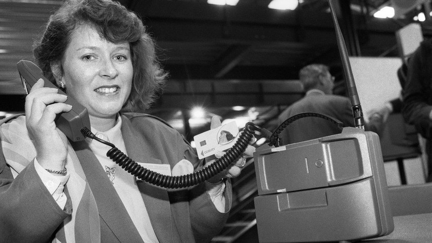 Natel D
Eine Messehostess stellt 1991 das Mobiltelefon Natel-D des Schweizer von Ascom vor.