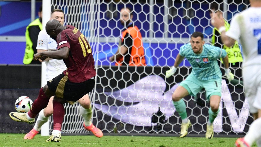 België tegen Slowakije Groep E - UEFA EURO, EM, Europees kampioenschap, voetbal 2024 FRANKFURT AM MAIN, DUITSLAND - 17 JUNI: Belgische spits Lukaku Romelu scoort een doelpunt, maar ziet het teniet worden gedaan door ...