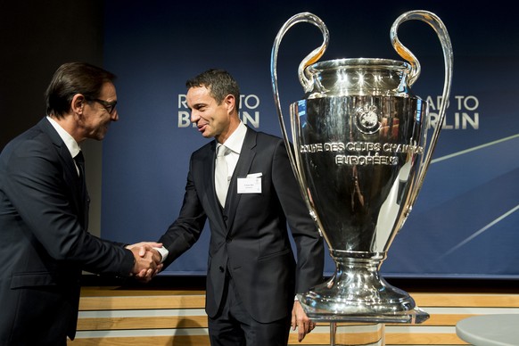 Die Klubpräsidenten Bernhard Heusler (r.) und Pinto da Costa mit dem Objekt der Begierde.&nbsp;