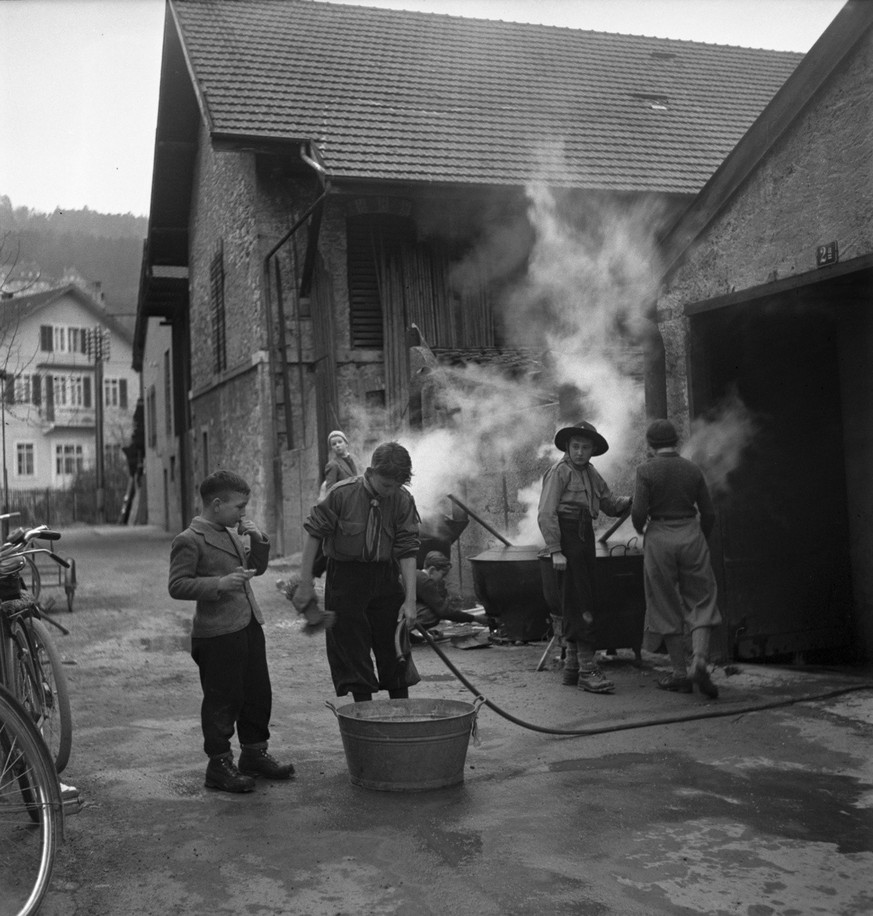 Die etwas andere Weihnachten in der Schweiz - Pfadfinder kochen in einer Gassenkueche am 24. Dezember 1949 in Biel eine kraeftige Suppe und verteilen sie an beduerftige Kinder. (KEYSTONE/PHOTOPRESS-AR ...