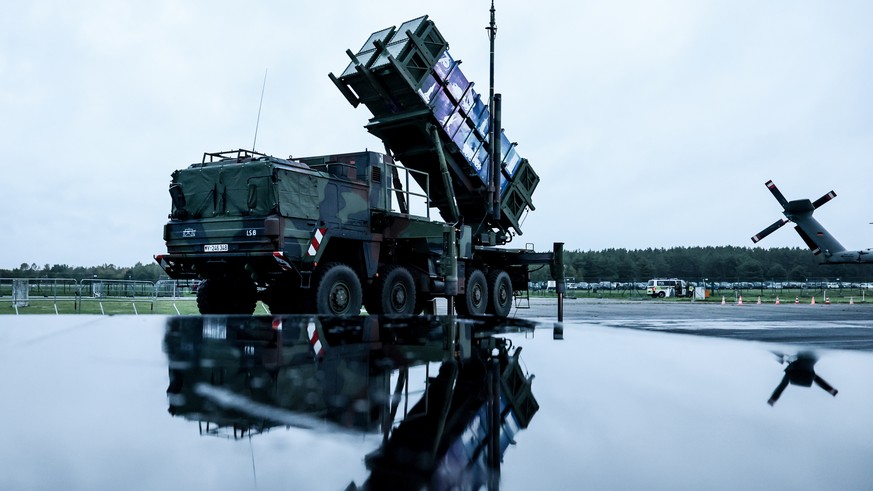 epa13260693 A Patriot anti-aircraft missile system is pictured during the Grand military tattoo to celebrate the 70th anniversary of the German Air Force at the Military History Museum Berlin-Gatow, G ...