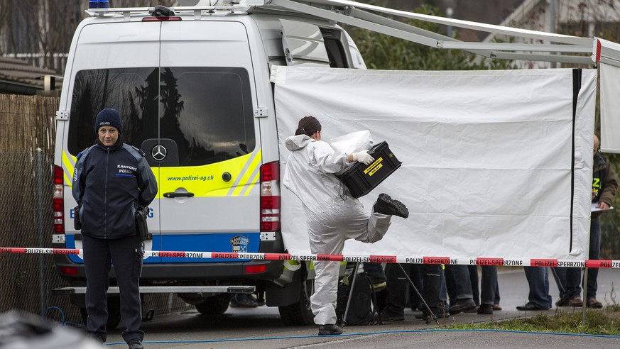 ARCHIV --- Eine Kriminaltechnikerin unterwegs auf der Lenzhardstrasse in Rupperswil AG, wo ein Brand in einer Wohnung in einem Mehrfamilienhaus vier Tote forderte, am Montag, 21. Dezember 2015. Alle v ...